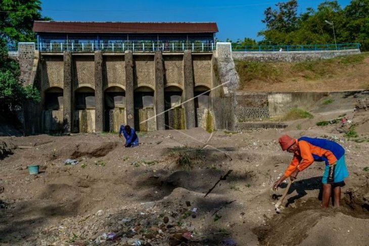 Penambang pasir bendung kering