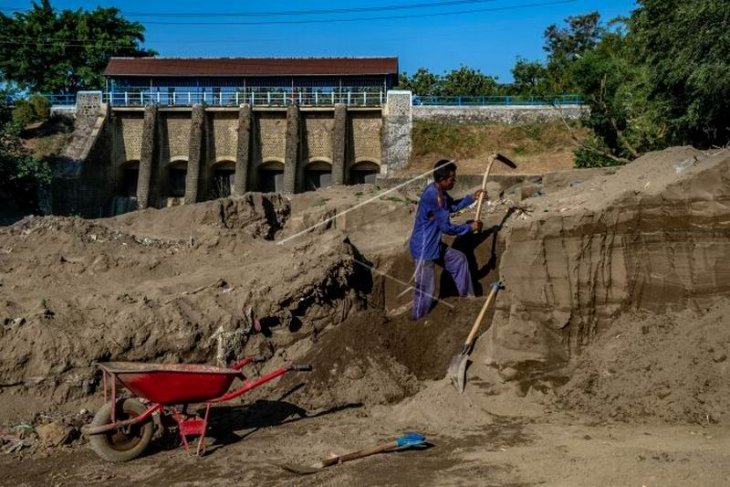 Penambang pasir bendung kering