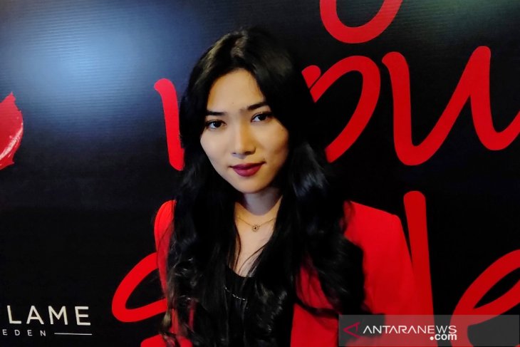 Isyana Sarasvati suka pakai gaya lipstik ombre