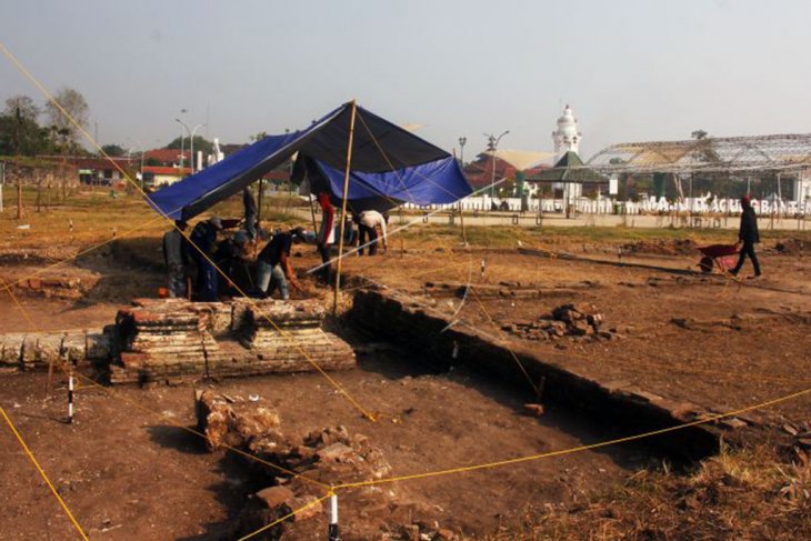 Penemuan reruntuhan candi