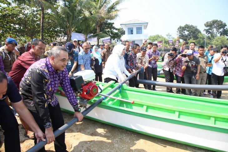Penyerahan bantuan perahu motor pada nelayan Pandeglang
