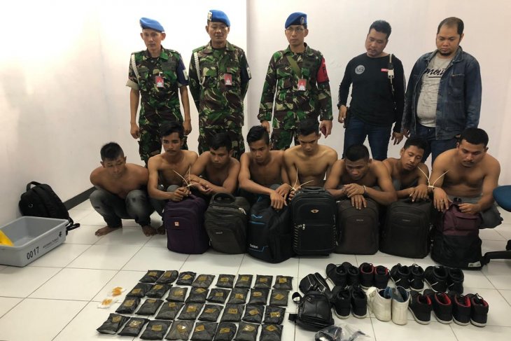 Delapan warga Aceh diamankan di Bandara Pekanbaru terkait penyuludupan empat kilogram sabu