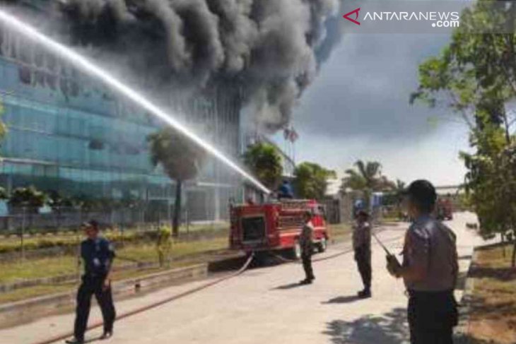 Pabrik plastik di Jababeka V Bekasi terbakar