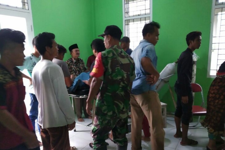 Kapal motor pembawa rombongan pengantin terbalik