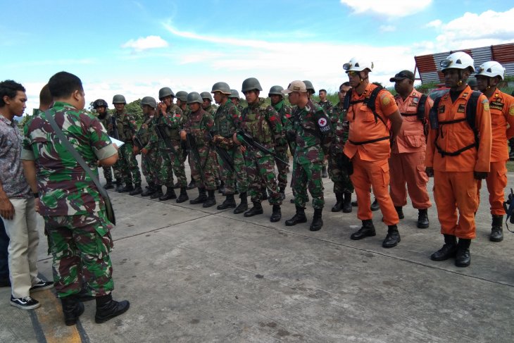 Puluhan anggota SAR gabungan menuju Oksibil cari helikopter MI 17