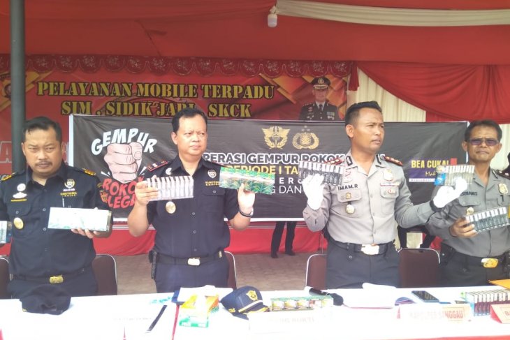 Bea Cukai Entikong - Polres Sanggau cegah ratusan ribu batang rokok ilegal