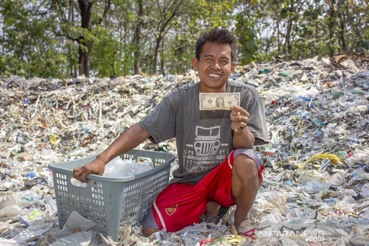 Sampah impor di Karawang 