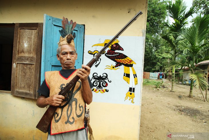 Suku Dayak Seberuang Penjaga Hutan Adat