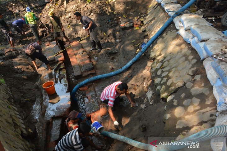 Ekskavasi saluran air kuno di Jombang