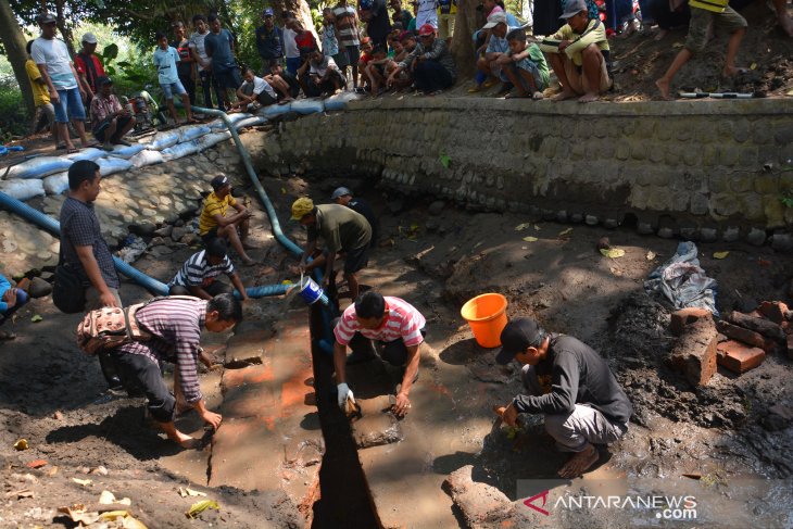 Ekskavasi saluran air kuno di Jombang