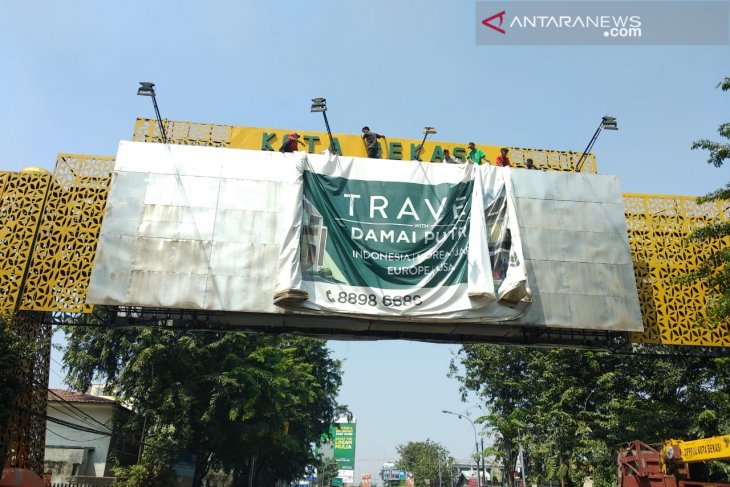 Reklame ilegal di Bekasi mulai disisir dan diturunkan petugas