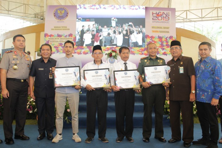 BNNP Banten beri penghargaan