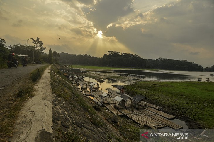 Debit air danau wita situ Gede surut 