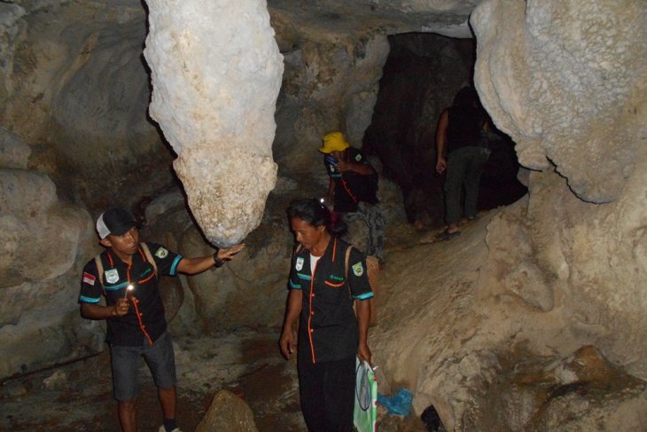 Wisata gua di Gunung Batu Sungsum