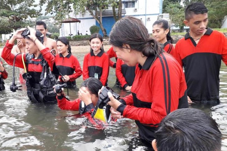 Mahasiswa Halmahera Utara latihan selam dasar di Lantamal IXAmbon