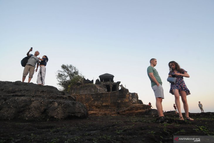 Menikmati sunset di Tanah Lot