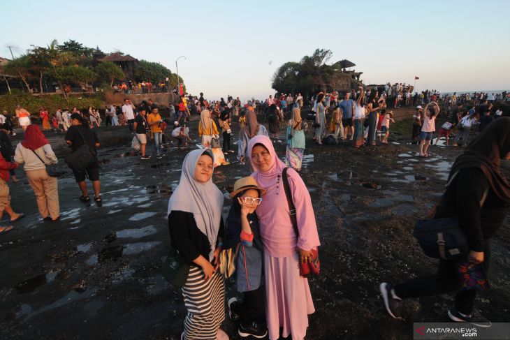 Menikmati sunset di Tanah Lot