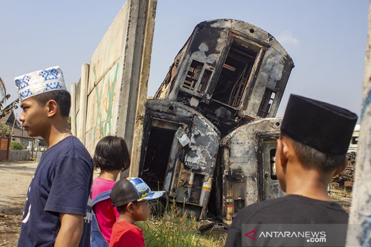 Pascakebakaran gerbong kereta bekas di Purwakarta