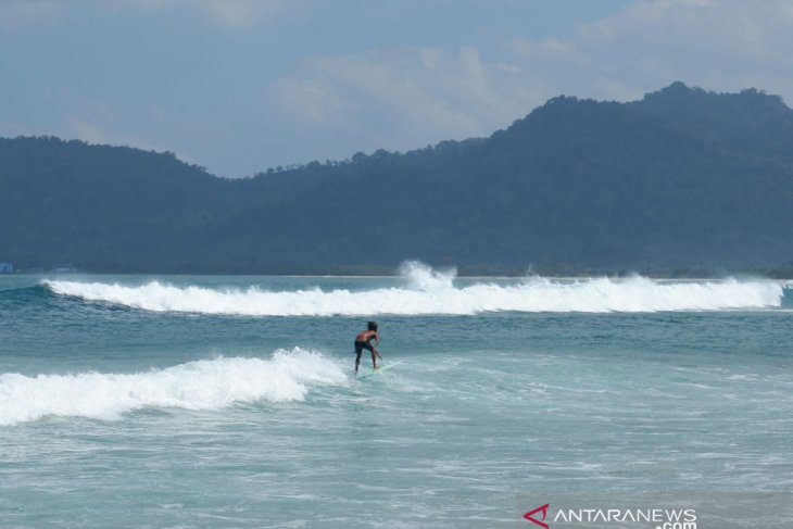 Kompetisi selancar kembali digelar di Pulau Merah Banyuwangi