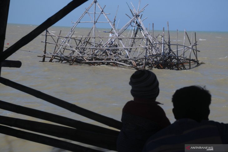 Bagan Rusak Dihempas Ombak