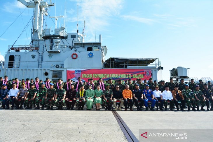 Satgas Pamtas Raider 613/Raja Alam sita narkoba dan kayu ilegal
