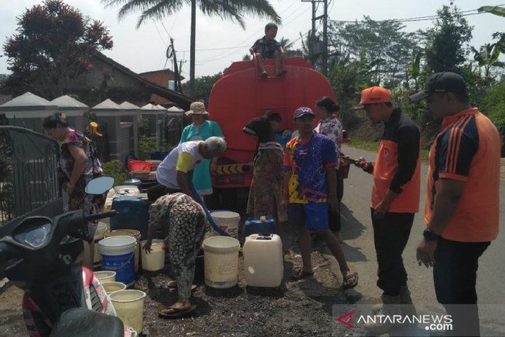 BPBD Sukabumi mulai salurkan air bersih ke sejumlah lokasi kekeringan