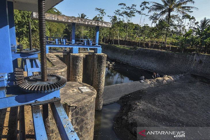 Bendungan sungai anak Citanduy surut 