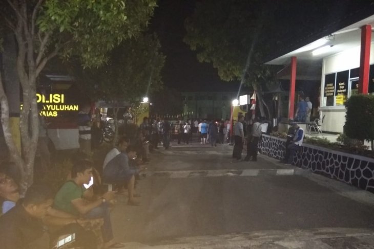 Ratusan warga padati Polres Tanjungpinang pantau pemeriksaan Gubernur Kepri