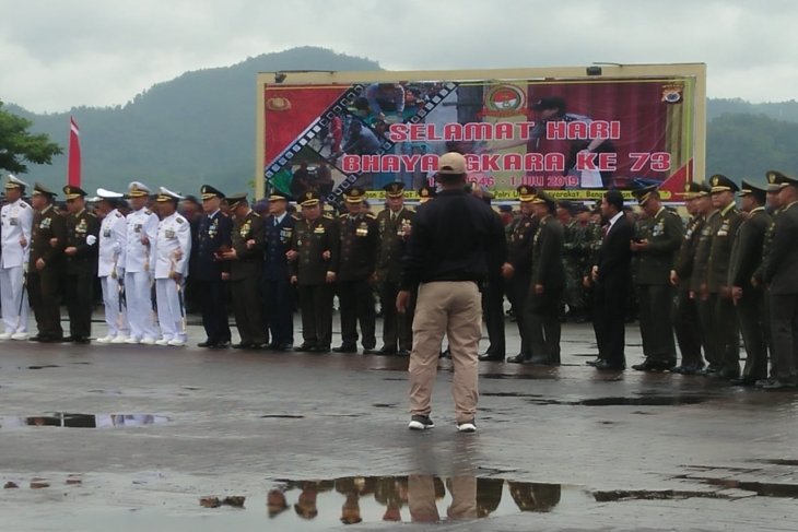 Lagu Mars TNI warnai peringatan Hari Bhayangkara di Polda Maluku