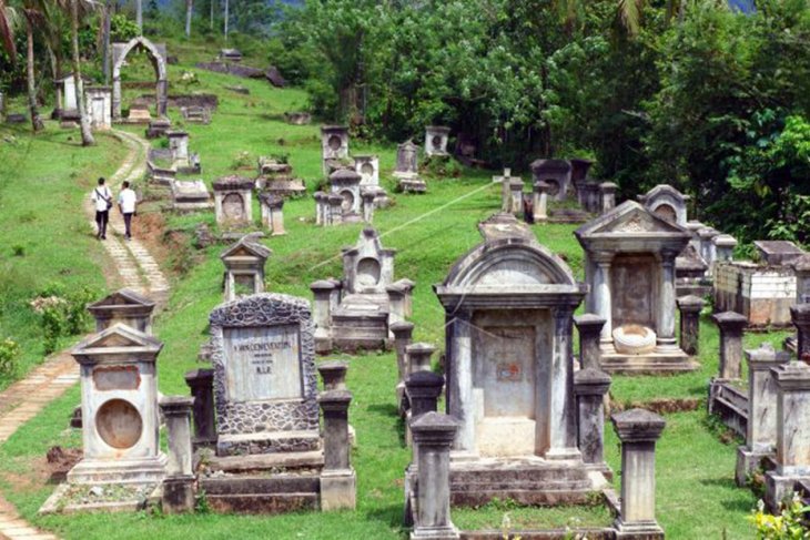 Wisata cagar budaya makam Belanda