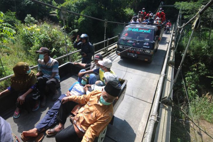 Simulasi penyelamatan warga di lereng Merapi