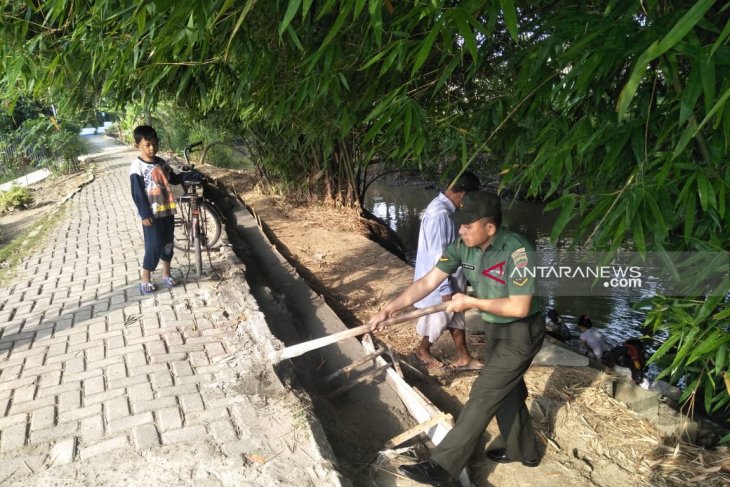 Babinsa bantu warga bangun tanggul