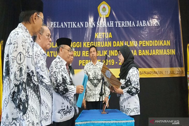 Dr Hj Dina Hurianty dilantik sebagai Ketua STKIP-PGRI Banjarmasin periode 2019-2023