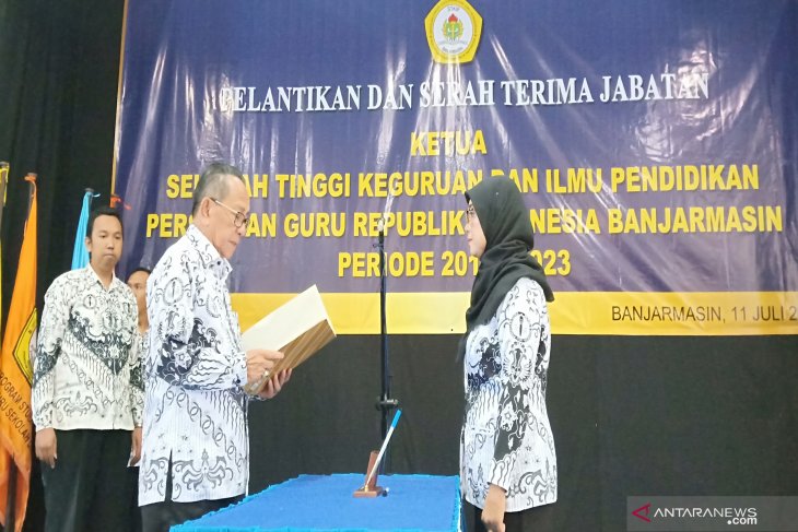 Dr Hj Dina Hurianty dilantik sebagai Ketua STKIP-PGRI Banjarmasin periode 2019-2023