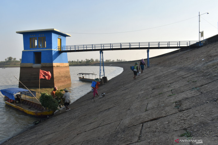 Air waduk Dawuhan menyusut