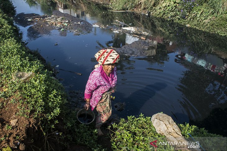 Pencemaran aliran sungai di Bandung 