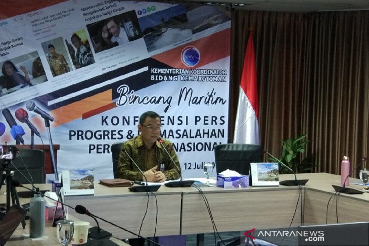 Kemenko Maritim sebut harga garam anjlok karena standar rendah