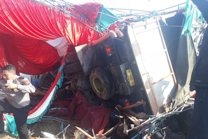 Truk bermuatan semen tabrak tenda pesta pernikahan