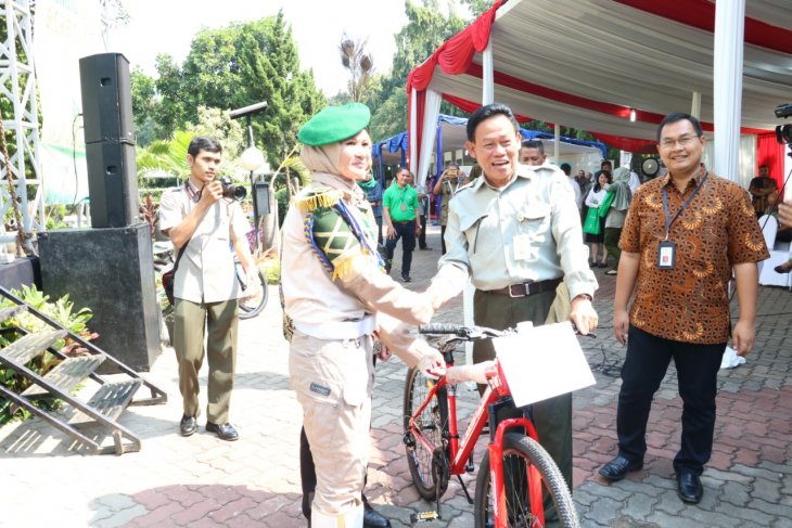 Mahasiswi Polbangtan Bogor dapat hadiah pada hari pertama AgriVaganza 2019