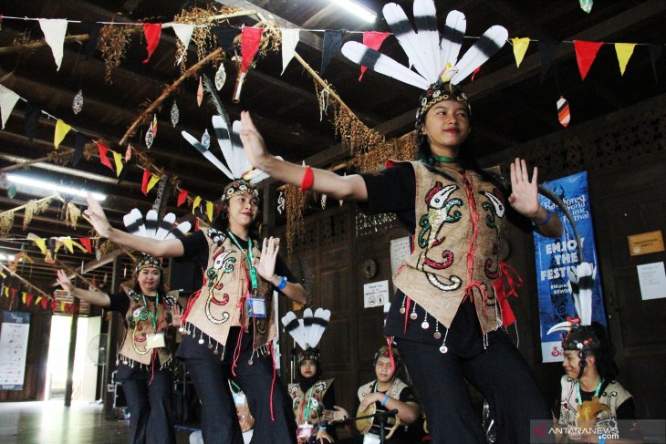 Pertunjukan Penari Dayak Kalteng di RWMF 2019