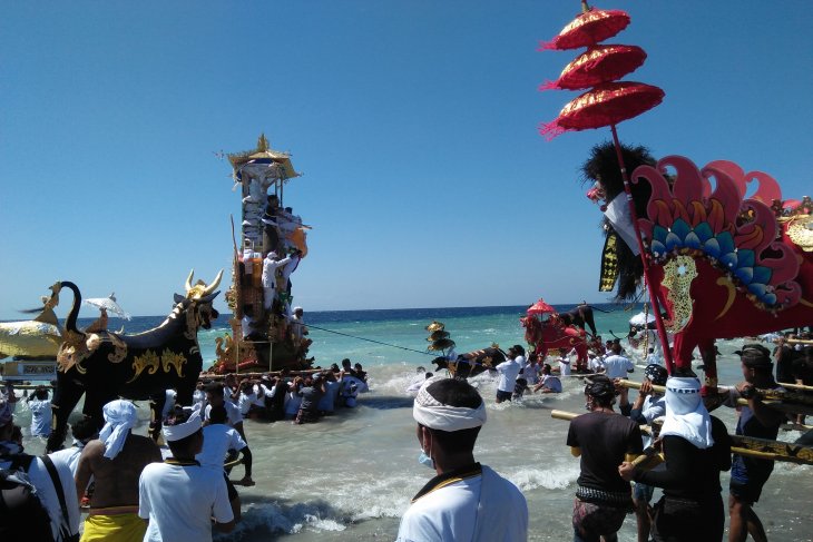Bupati Klungkung Suwirta permudah izin untuk akomodasi pariwisata
