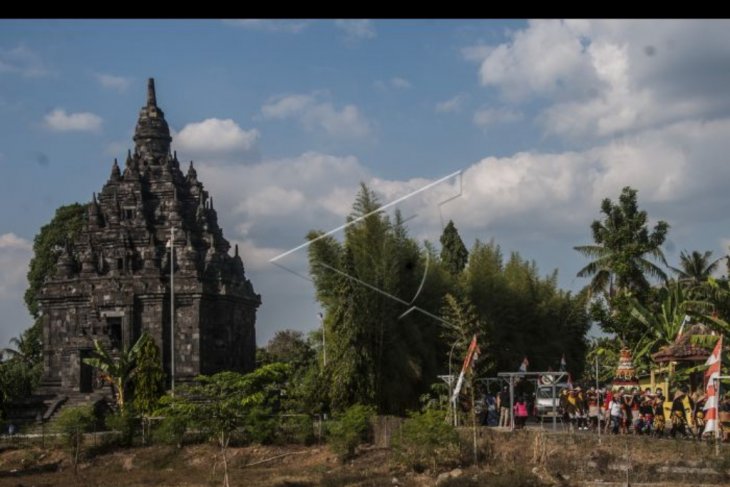 Kirab gunungan di kawasan Candi Sojiwan