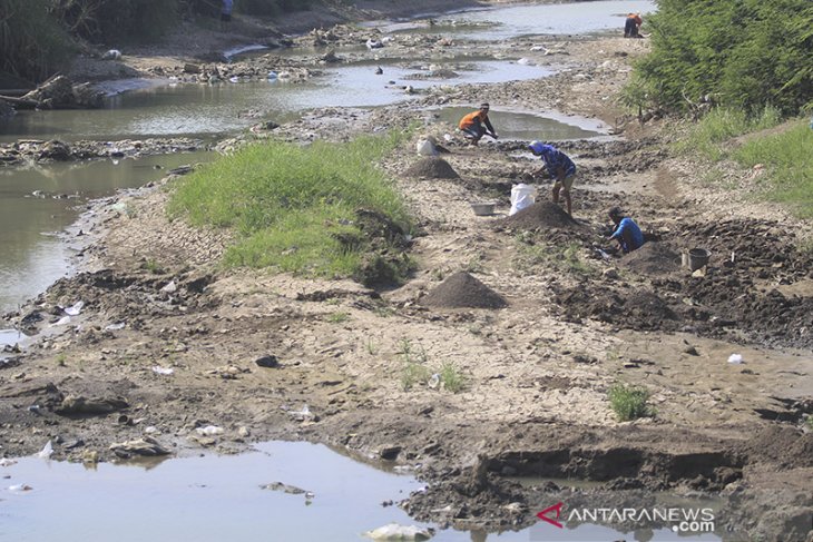 Sungai Cipanas mengering 