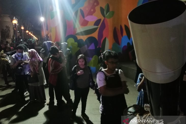 Masyarakat berbondong-bondong antre nonton gerhana bulan