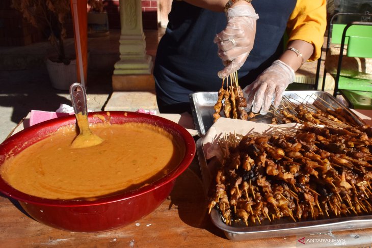 Rekor sate dan lontong Ponorogo