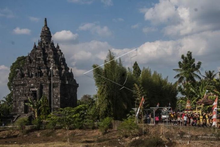 Kirab gunungan candi Sojiwan