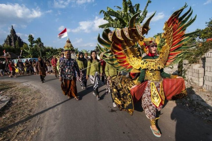 Kirab gunungan candi Sojiwan