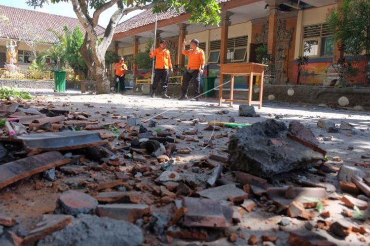Sekolah rusak akibat gempa