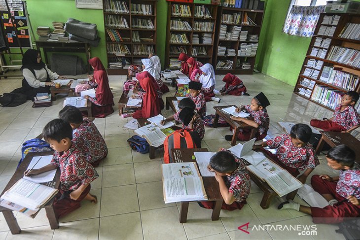 Belajar mengajar di lantai