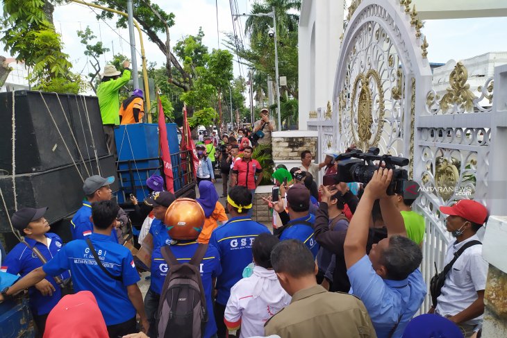 Buruh unjuk rasa terkait hak korban kebakaran pabrik mancis